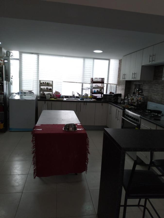 Charming Sunny Bedroom Overlooking Beautiful Amsterdam Avenue In Condesa Area Habitación en casa particular