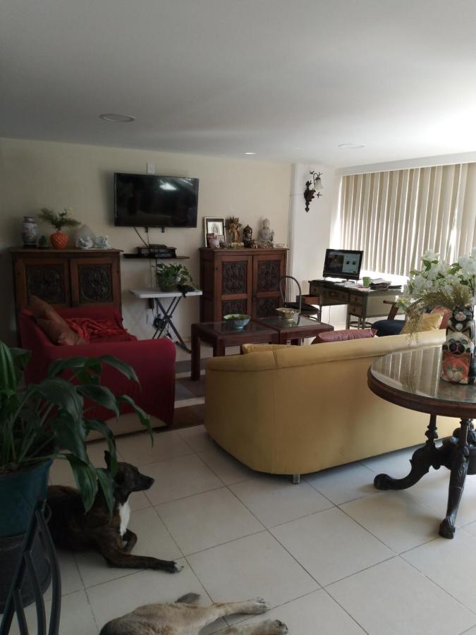 Charming Sunny Bedroom Overlooking Beautiful Amsterdam Avenue In Condesa Area Alloggio in famiglia Città del Messico