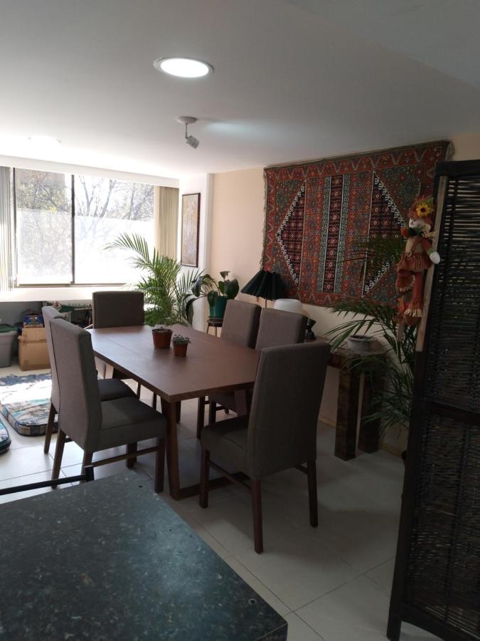 Charming Sunny Bedroom Overlooking Beautiful Amsterdam Avenue In Condesa Area Habitación en casa particular *
