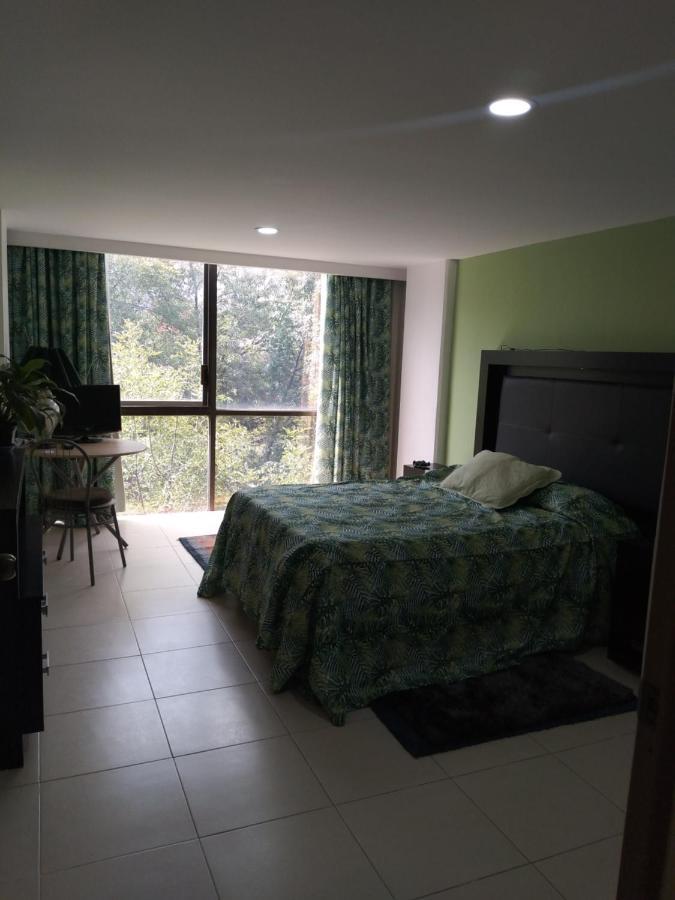 Habitación en casa particular Charming Sunny Bedroom Overlooking Beautiful Amsterdam Avenue In Condesa Area *