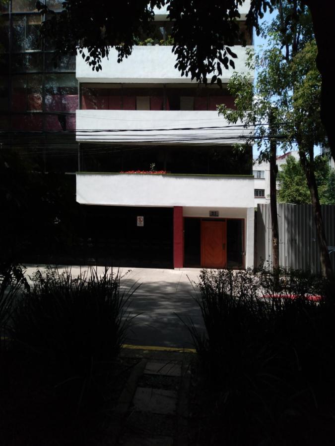 Charming Sunny Bedroom Overlooking Beautiful Amsterdam Avenue In Condesa Area Habitación en casa particular *